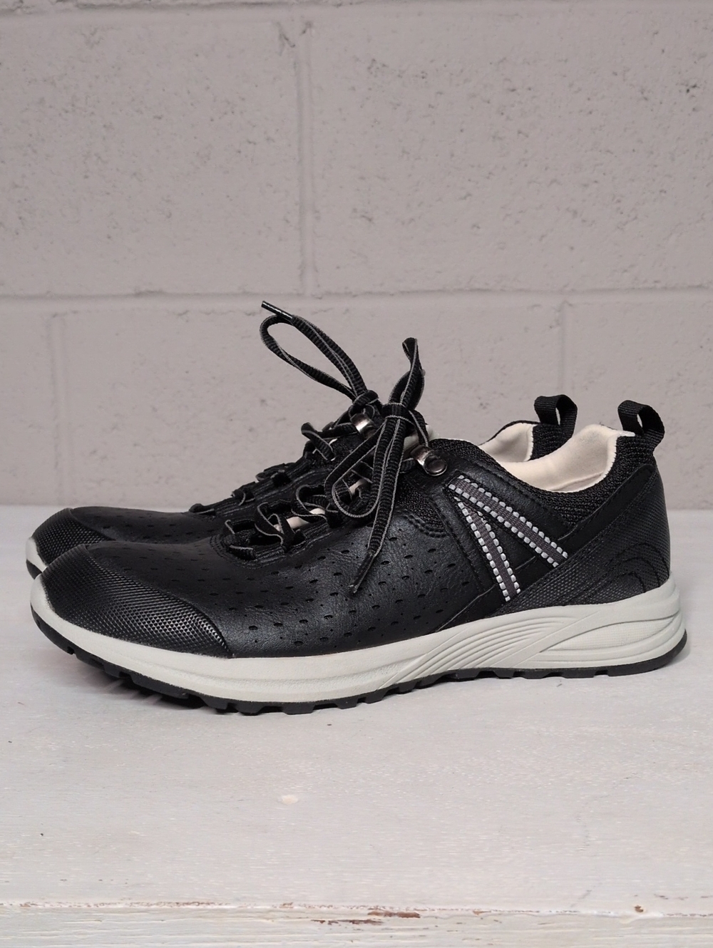 Women's Earth Spirit Black Leather Casual Sneaker Size 8.5